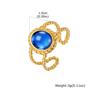 Macro shot of a 1.5cm blue stone ring with golden rope texture and 3g weight data