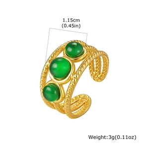 Détail de la bague torsadée dorée avec trois pierres vertes et spécifications de taille