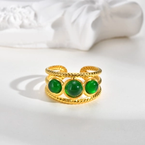 Bague en acier doré avec texture torsadée et trois pierres vertes, style rétro ouvert