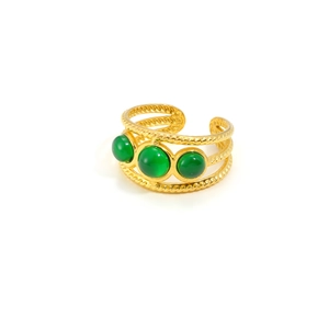 Vue détaillée bague torsadée dorée avec trois pierres vertes et anneau ouvert