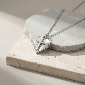 Pendentif cœur unisexe en acier inoxydable avec détails croix et aile sur socle pierre