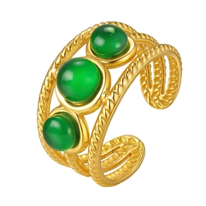 Bague ouverte torsadée dorée ornée de trois pierres vertes au design vintage