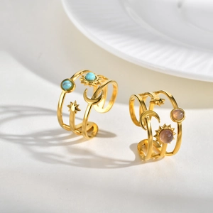 Anello aperto a tre strati in acciaio dorato con motivi stella luna e pietre turchesi