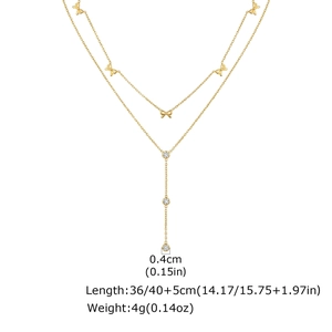 Vue détaillée du collier double couche doré avec pendentifs nœuds et zircons clairs