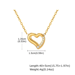 Vue détaillée du collier coeur doré avec dimensions 1,5x1,35cm et chaîne de 45cm