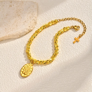 Detail eines 18K vergoldeten Edelstahl-Perlenarmbands mit Marienmedaille und Kreuzanhänger