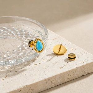 Élégantes boucles d'oreilles gouttes dorées avec un insert en pierre turquoise