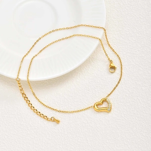 Élégant collier pour femme en acier inoxydable doré avec pendentif cœur et zircon