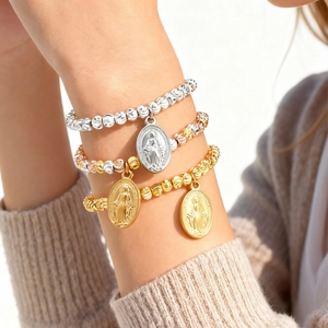 Dreiteiliges Set aus vergoldeten und versilberten Perlenarmbändern mit Marienanhänger