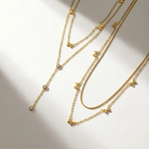 Collier Double Couche avec Nœud en Acier Inoxydable pour Femme Plaqué Or Pendentif Goutte Strass Bijoux Élégants