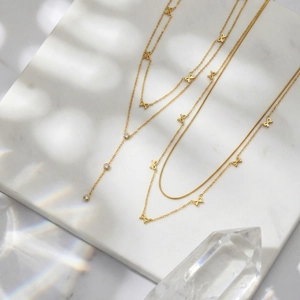 Collier double rang doré avec nœud papillon et pampille en Y ornée de zircons brillants