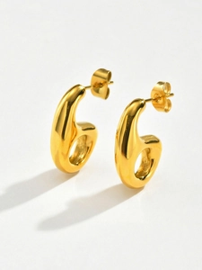 Vue détaillée de boucles d'oreilles clous géométriques dorées et creuses irrégulières