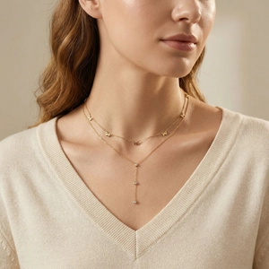 Collier double rang doré avec nœuds et chaîne en serpent en Y avec pompons en zircon