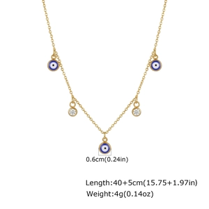 Détail du collier mauvais œil doré avec émail bleu et zircon, longueur 40+5cm