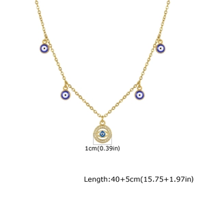 Détail du collier Evil Eye doré avec pendentif de 1 cm et chaîne réglable de 40+5 cm