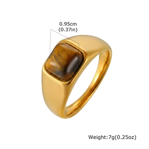 Détail d'une pierre œil-de-tigre carrée de 0,95cm sertie sur bague en acier doré de 7g