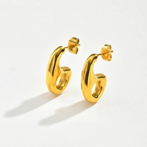 Boucles d'oreilles créoles dorées géométriques avec un design ajouré pour un look minimaliste