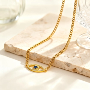 Goldene Gliederkette mit Evil-Eye-Anhänger und blauen sowie weißen Kristallen