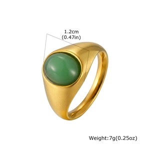 Détail de la bague en métal brossé doré avec pierre ovale verte et informations de taille