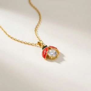 Pendentif coccinelle en or délicat avec émail rouge et zircon sur chaîne fine
