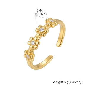 Detail view of gold floral ring showing flower size 0.4cm and weight 2g specifications