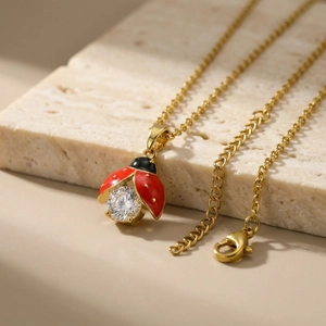 Exquis Collier Pendentif Coccinelle en Cuivre Zirconia pour Femme Scarabée Émail Rouge Animal Plaqué Or Bijoux Cadeau