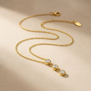 Collier minimaliste en acier inoxydable avec trois zircons ronds sertis clos sur pierre