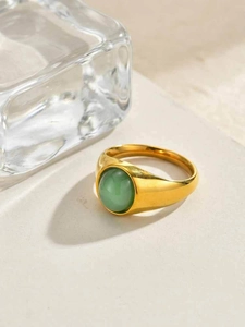 Détail d'une bague vintage en or sertie d'une pierre précieuse d'aventurine verte