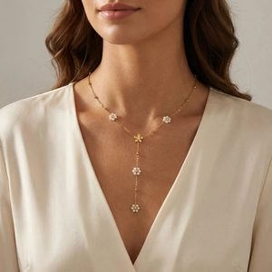 Collana a Y dorata con perle bianche e delicati ciondoli a fiore per donna elegante