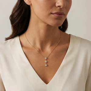 Collier minimaliste en acier inoxydable doré avec trois pierres de zircon verticales