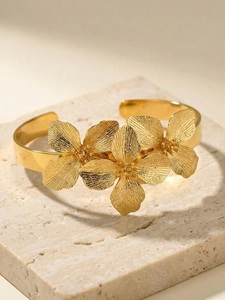 Détail du bracelet manchette boho doré avec pétales texturés et finition mate