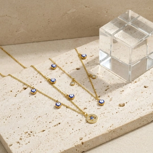 Collier doré avec pendentifs œil bleu en émail et cristaux brillants sur pierre