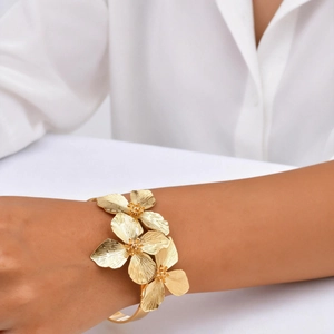 Bracelet manchette bohème en acier inoxydable doré avec fleurs en relief sur mannequin