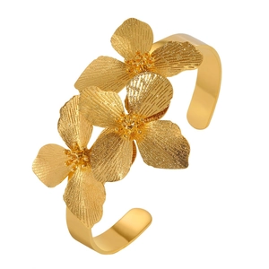 Bracelet jonc bohème en acier doré avec trois motifs floraux texturés élégants