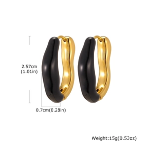 Détail de boucles d'oreilles vagues dorées en émail noir avec dimensions et poids précis