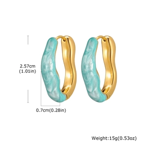 Vue détaillée des créoles dorées ondulées avec émail et dimensions de l'article