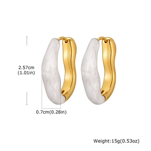Détail des boucles d'oreilles vagues dorées avec résine blanche et dimensions de 2,57 cm