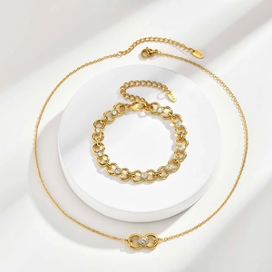 Détail du coffret bijoux infini doré avec étiquette K18 et zircons blancs brillants