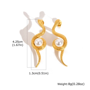 Vue détaillée des boucles d'oreilles serpent en perles avec finition dorée et écailles