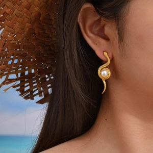 Boucles d'oreilles serpent dorées avec perles blanches pour femmes texture détaillée