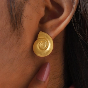 Golden seashell spiral stud earrings in 18K gold-plated stainless steel with brushed finish