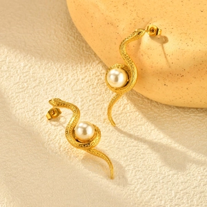 Boucles d'oreilles serpent en acier doré avec perle et détails de texture d'écailles