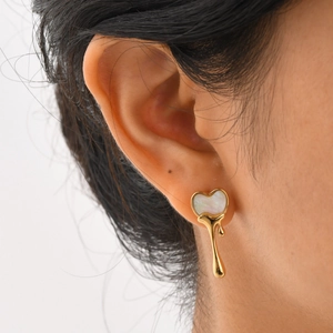 Boucles d'oreilles cœur doré avec nacre et design métal fondu sur mannequin