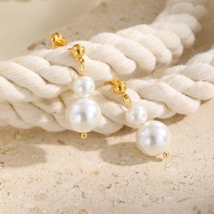 Boucles d'oreilles élégantes en acier doré avec deux perles blanches de tailles dégradées