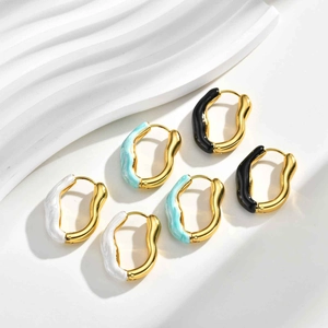 Boucles d'oreilles créoles dorées ondulées avec émail coloré en noir, bleu et blanc