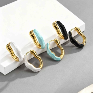 Trois paires de boucles d'oreilles ondulées dorées avec émail blanc, bleu et noir