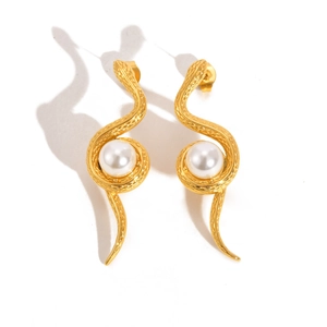 Boucles d'oreilles serpent dorées avec perles et texture écailles sur fond blanc