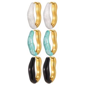 Trois paires de boucles d'oreilles créoles vagues dorées avec résine blanche, verte et noire