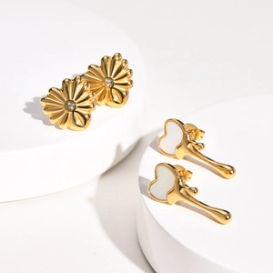 Boucles d'Oreilles Cœur en Acier Inoxydable avec Nacre Design Lave Fondue Puces d'Oreilles Fleurs Dorées pour Femmes Bijoux