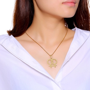 Nahaufnahme der goldenen Edelstahlkette mit ineinandergreifenden Venus-Symbolen für Damen
